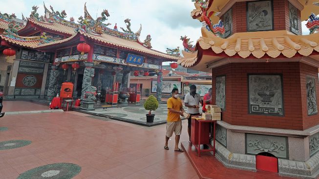 Warga Tionghoa membakar kertas sembahyang jelang puncak perayaan 'Cap Go Meh' di Klenteng Leng Chun Keng, Jambi, Selasa (15/2/2022) malam. ANTARA FOTO/Wahdi Septiawan