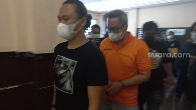 RPB, pria yang viral todongkan pistol ke kuli bangunan di Pondok Indah setelah ditangkap polisi. (Suara.com/Yaumal)