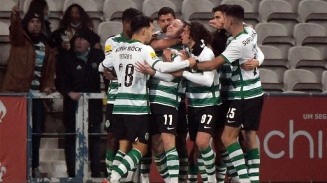 Para pemin Sporting Lisbon merayakan gol Nuno Santos (tengah) pada pertandingan sepak bola liga Portugal antara Gil Vicente FC dan Sporting CP di stadion Cidade de Barcelos di Barcelos pada 18 Desember 2021.MIGUEL RIOPA / AFP