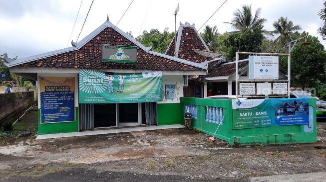 Suasana Klinik Asih Sasama, dari lembaga non profit Humanity First, sayap organisasi Ahmadiyah yang bergerak di bidang kemanusiaan internasional, di Kelurahan Ngloro, Kapanewon Saptosari, Gunungkidul,  (26/1/2022). - (SuaraJogja.id/Muhammad Ilham Baktora)