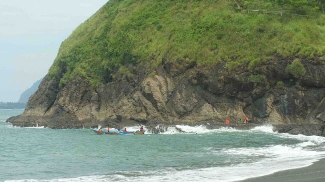 Pantai Payangan: Ritual Mencari Ketenangan Hidup Berakhir Terseret Ombak Laut Selatan