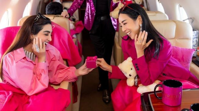 Ashanty dan Airyn Tanu di acara Private Jet Passion. [YouTube Hermansyah A6]