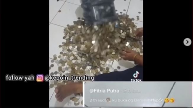 Momen pria bongkar celengan galon yang diisi koin sampai Rp11 juta. (Instagram/@kepoin_trending)