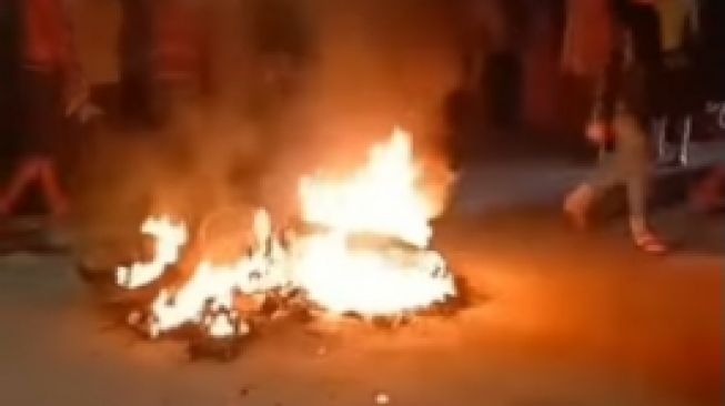 Geram dengan Aksi Maling di Karawang, Warga Pakai Hukum Jalanan: Motor Dibakar, Pelaku Babak Belur