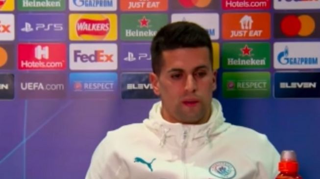 Bek sayap Manchester City, Joao Cancelo menghadiri konferensi pers jelang laga Liga Champions antara Sporting CP vs Manchester City. [YouTube Manchester City]