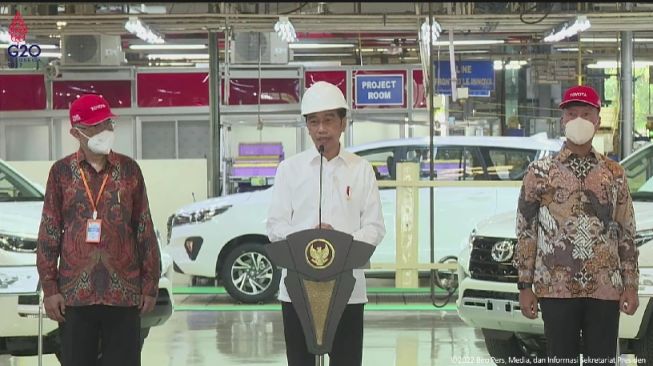 Presiden Jokowi saat berpidato di pabrik PT Toyota Motor Maunfacturing Indonesia di Kawasan Industri KIIC, Karawang, Jabar pada Selasa (15/2/2022). (Tangkapan layar YouTube Sekretariat Presiden).