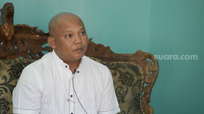 Lurah Ngloro Heri Yulianto mengisahkan terkait toleransi di Ngloro dan keberadaan Klinik Asih Sasama di Kapanewon Saptosari, Kabupaten Gunungkidul, ditemui di kantornya, Rabu (26/1/2022). - (SuaraJogja.id/Muhammad Ilham Baktora)