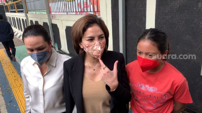 Nikita Mirzani bersama Fitri Salhuteru dan putrinya, Laura Meizani Nasseru Arsy alias Loly menghadiri sidang kasus pencemaran nama baik dengan terdakwa Indra Tarigan di Pengadilan Negeri Jakarta Selatan, Selasa (15/2/2022). [Adiyoga Priyambodo/Suara.com]