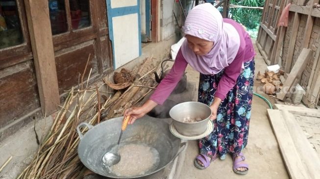 Minyak Goreng Mahal, Warga di Magelang Kembali Buat Minyak Kelapa