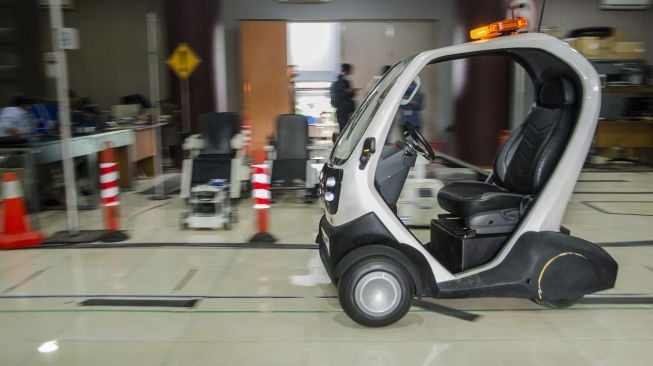 Peneliti mengoperasikan penggunaan kendaraan listrik Micro Electric Vehicle-Teleoperated Driving System (MEVi) di Badan Riset dan Inovasi Nasional (BRIN), Bandung, Jawa Barat, Rabu (16/2/2022). ANTARA FOTO/Novrian Arbi
