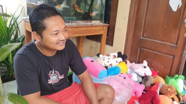 Nuryanto menunjukkan beberapa boneka hasil menyapit di rumahnya, di Jl. Kabupaten, Biru, Trihanggo, Gamping, Sleman, Rabu (16/2/2022). [Hiskia Andika Weadcaksana / SuaraJogja.id]