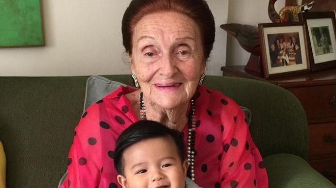 Sharena Delon dan nenek. [Instagram/mrssharena]