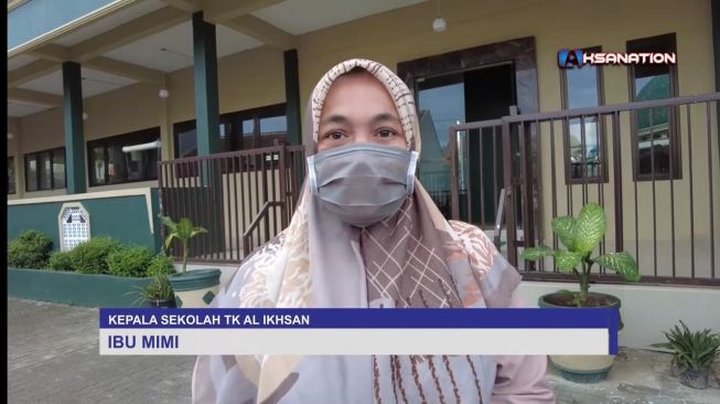 Ibu Mimi, Kepala Sekolah TK Al-Ikhsan, Cilandak, Jakarta Selatan [screenshot YouTube: Aksanation].