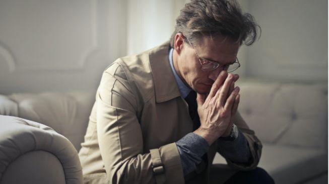Ilustrasi pria yang sedang bersedih (Pexels.com/AndreaPiacquadio)