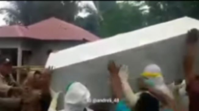 Viral Video Sejumlah Orang Amuk Petugas yang Tak Terima Anggota Keluarga Dimakamkan dengan Protokol Covid-19