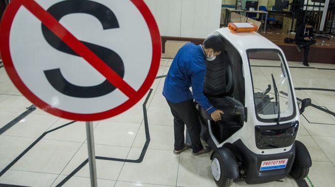 Peneliti memasang kursi kemudi kendaraan listrik Micro Electric Vehicle-Teleoperated Driving System (MEVi) di Badan Riset dan Inovasi Nasional (BRIN), Bandung, Jawa Barat, Rabu (16/2/2022). ANTARA FOTO/Novrian Arbi
