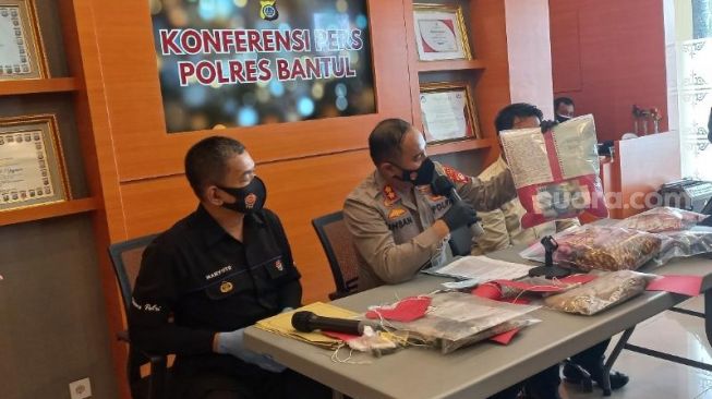 Kapolres Bantul AKBP Ihsan (tengah) menunjukkan barang bukti berupa obat-obatan yang dikonsumsi AU guna menggugurkan kandungannya. - (SuaraJogja.id/Rahmat Jiwandono)