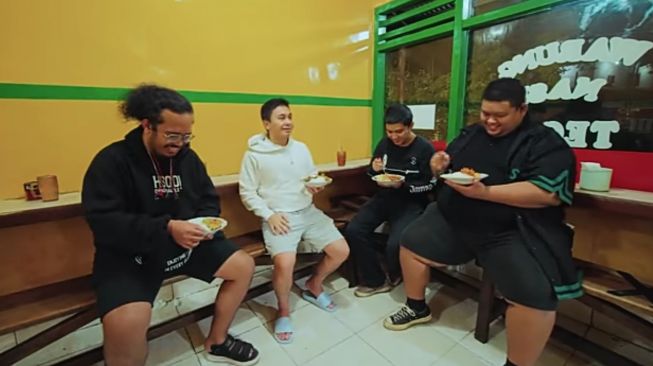 Raditya Dika makan di warteg (YouTube/Raditya Dika)