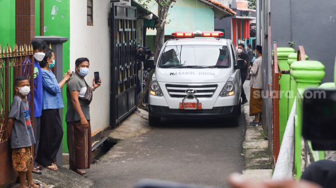 Mobil jenazah Artis Dorce Gamalama saat tiba di Masjid Al Hayyu 63, Lubang Buaya, Jakarta Timur, Rabu (16/2/2022). [Suara.com/Alfian Winanto]