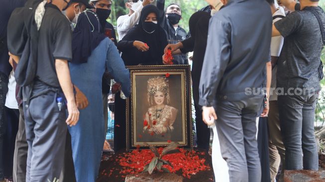 Ngotot Minta Surat Wasiat Dibuka, Keluarga Tak Peduli Dibilang Incar Harta Warisan Dorce Gamalama