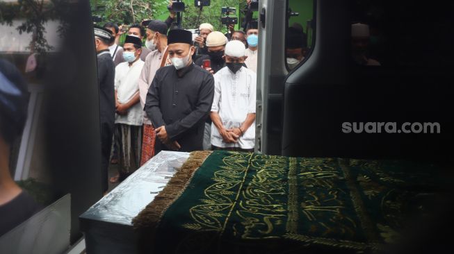 Jenazah Dorce Gamalama Kemarin Disalatkan Sebagai Lelaki, Begini Perbedaan Niat Salat Jenazah Pria dan Wanita