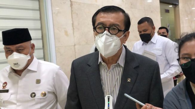 Menteri Hukum dan HAM Yasonna Laoly di kompleks parlemen, Rabu (16/2/2022). (Suara.com/Novian)