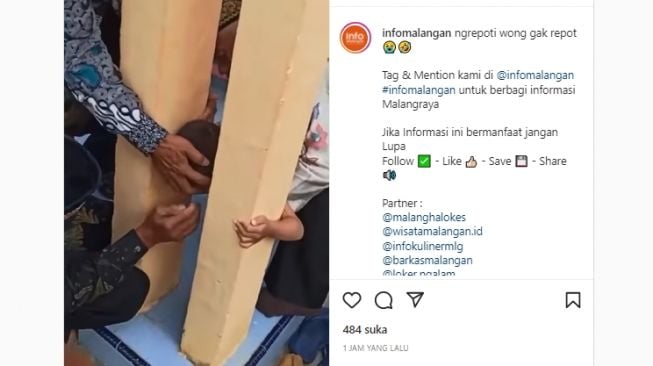 Kocak! Kepala Bocah Ini Tersangkut di Antara Dua Tiang sampai Teriak Histeris