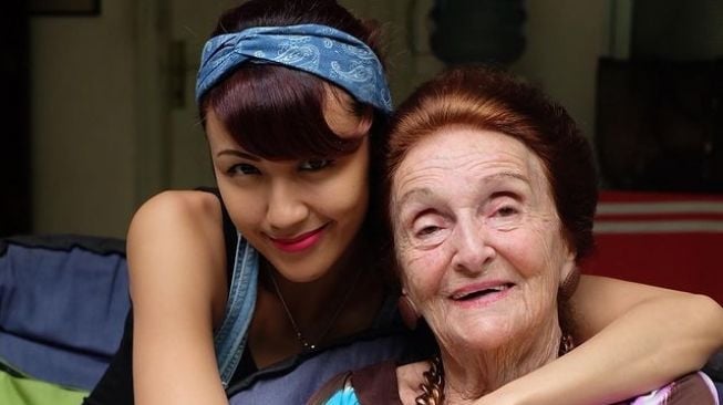 10 Potret Sharena Delon Bareng Nenek, Wajah Bulenya Mirip Rose Titanic!