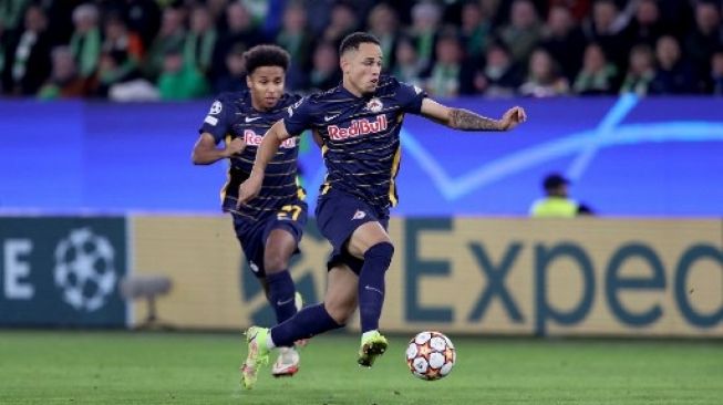 Pemain Salzburg Noah Okafor (kanan) memainkan bola dengan rekan setimnya Karim Adeyemi pada pertandingan sepak bola grup G Liga Champions UEFA VfL Wolfsburg v FC Salzburg pada 2 November 2021 di Wolfsburg, Jerman. Ronny Hartmann/AFP