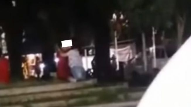 Viral Sejoli Remaja Asyik Berciuman di Alun-alun Jonggol, Warganet: Malam Milik Berdua