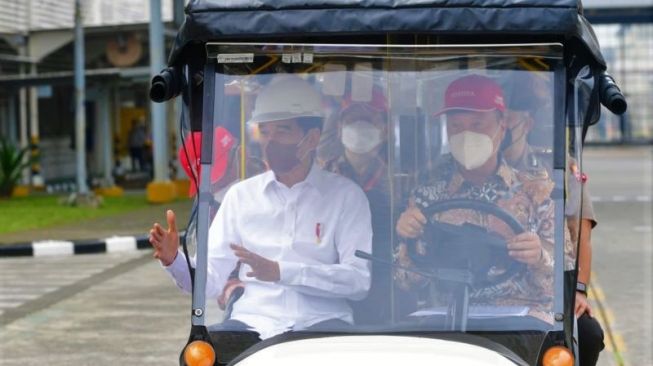 Menteri Perindustrian Agus Gumiwang Kartasasmita (kanan) mendampingi Presiden Joko Widodo (kiri) pada acara Pencapaian Produksi Ekspor ke 2 Juta Unit dan Pelepasan Ekspor Perdana Ke Australia dari PT Toyota Motor Manufacturing Indonesia (TMMIN) di Karawang, Jawa Barat, Selasa (15/2). (ANTARA/ HO Biro Humas Kementerian Perindustrian)