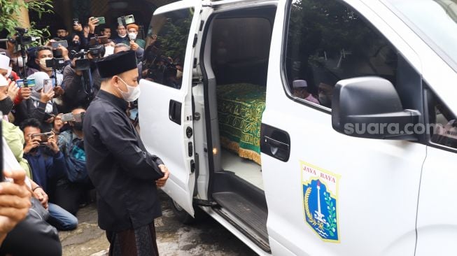 Keluarga melakukan proses shalat jenazah untuk Artis Dorce Gamalama sebelum dimakamkan di Masjid Al Hayyu 63, Lubang Buaya, Jakarta Timur, Rabu (16/2/2022). [Suara.com/Alfian Winanto]