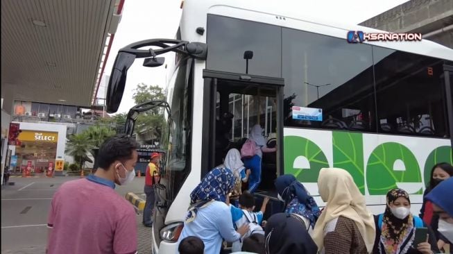 Terapkan prokes anak-anak TK Al-Ikhsan mencoba dan merasakan bus listrik pertama kali  [screenshot YouTube: Aksanation].