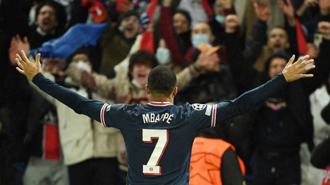 Penyerang Paris Saint-Germain, Kylian Mbappe, merayakan golnya setelah mencetak gol selama pertandingan sepak bola leg pertama babak 16 besar Liga Champions antara Paris Saint-Germain (PSG) melawan Real Madrid di Stadion Parc des Princes, Rabu (16/2/2022) dini hari WIB.  Alain JOCARD / AFP