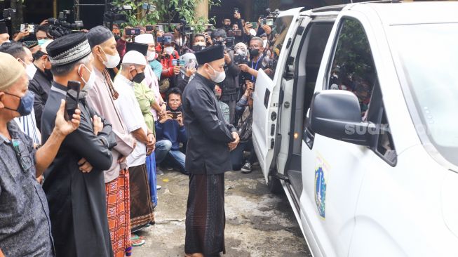 Keluarga melakukan proses shalat jenazah untuk Artis Dorce Gamalama sebelum dimakamkan di Masjid Al Hayyu 63, Lubang Buaya, Jakarta Timur, Rabu (16/2/2022). [Suara.com/Alfian Winanto]