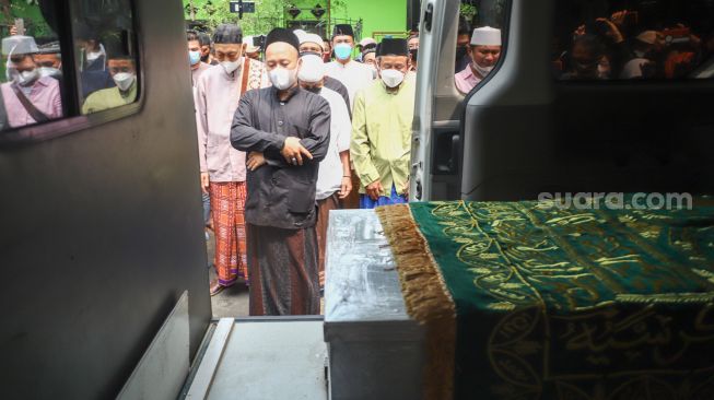 Keluarga melakukan proses shalat jenazah untuk Artis Dorce Gamalama sebelum dimakamkan di Masjid Al Hayyu 63, Lubang Buaya, Jakarta Timur, Rabu (16/2/2022). [Suara.com/Alfian Winanto]