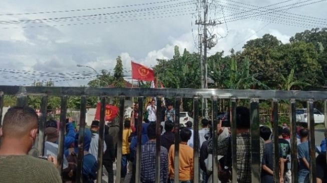 Mahasiswa dan Petani Sawit Sulawesi Barat Berunjuk Rasa Tolak Permendag Nomor 6 Tahun 2022