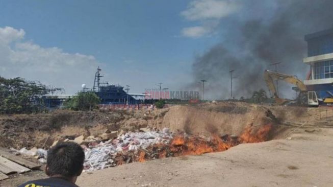 Sebanyak 797.192 Batang Rokok dan 3.696 Liter Alkohol Dimusnahkan Bea Cukai