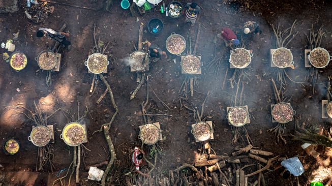 Foto udara warga bergotong royong memasak daging kambing untuk dibagikan kepada peziarah dalam tradisi Nyadran di kompleks pemakaman Sentono, Kelurahan Ngijo, Gunungpati, Semarang, Jawa Tengah, Kamis (17/2/2021). [ANTARA FOTO/Aji Styawan/rwa]