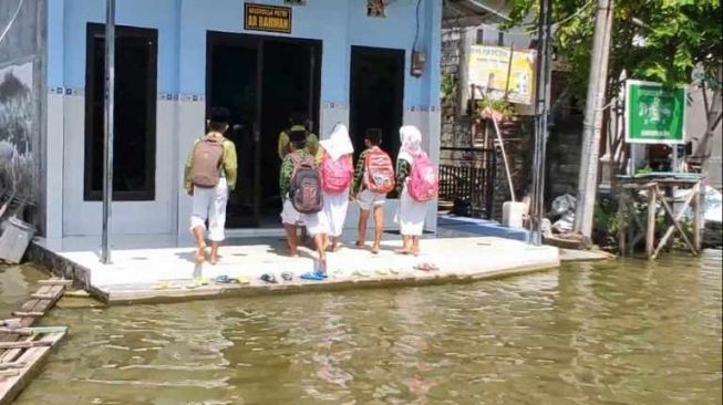 Murid MI di Lamongan Sampai Belajar di Masjid dan Musala Sebab 2 Bulan Ini Ruang Kelas Terendam Banjir