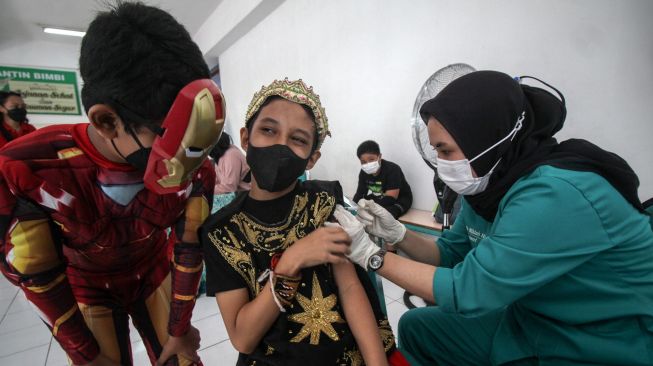 Siswa berkostum super hero mengikuti vaksinasi COVID-19 di Sekolah Pembangunan Jaya (SPJ) 2 Gedangan, Sidoarjo, Jawa Timur, Kamis (17/2/2022). [ANTARA FOTO/Umarul Faruq/rwa]