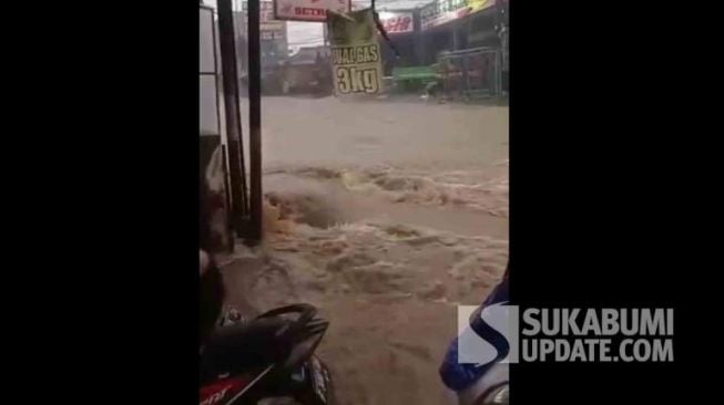 Jalan Raya Sukaraja Sukabumi Banjir dan Sempat Lumpuh karena Kendaraan Tak Berani Lewat