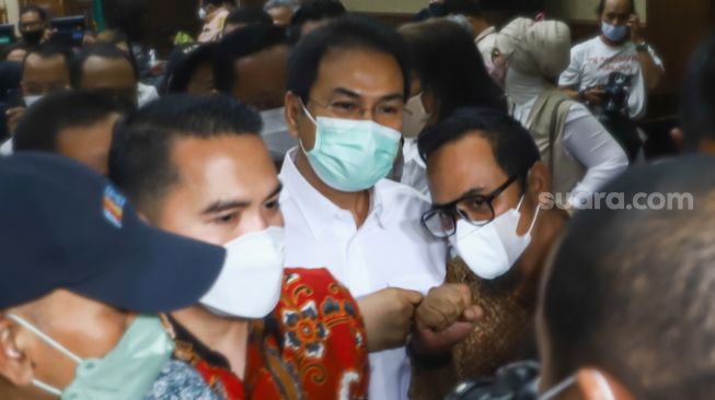 Terdakwa mantan Wakil Ketua DPR Azis Syamsuddin usai menjalani sidang putusan kasus suap kepada mantan penyidik KPK AKP Stepanus Robin Pattuju untuk pengurusan perkara Dana Alokasi Khusus (DAK) Lampung Tengah, di Pengadilan Tipikor, Kamis (17/2/2022). [Suara.com/Alfian Winanto]