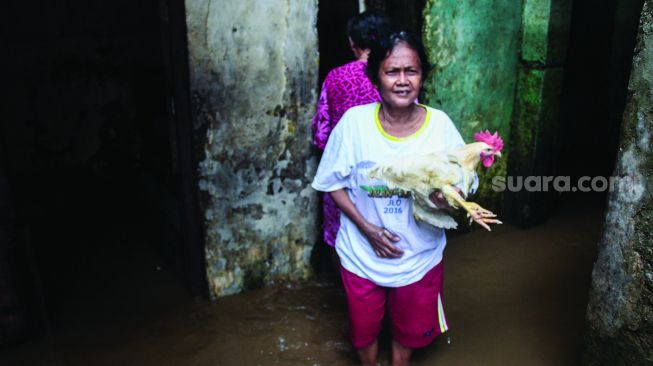 Suasana warga permukiman kebon pala, Kampung Melayu, Jatinegara, Jakarta Timur, Kamis (17/2/2022). [Suara.com/Septian]