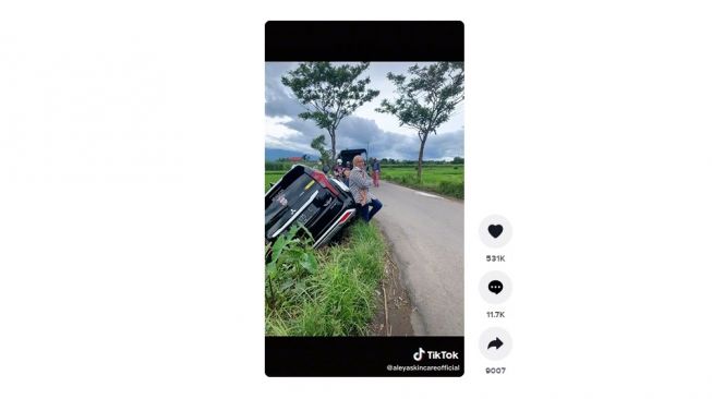 Emak-emak belajar mobil, berujung nyungsep di sawah. [TikTok]