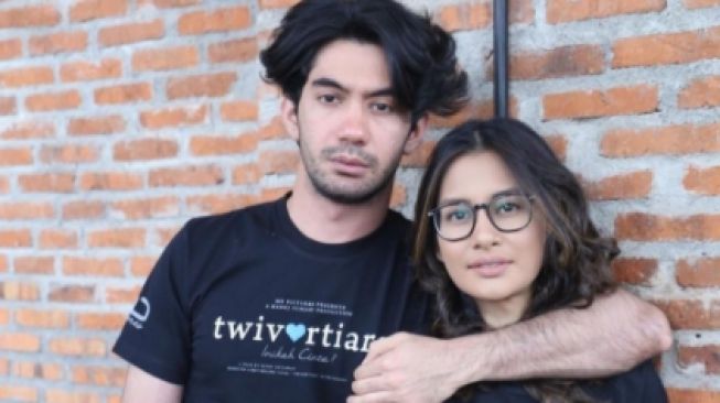 Kedekatan Reza Rahadian dengan Lawan Main. (Instagram/officialpilarez)