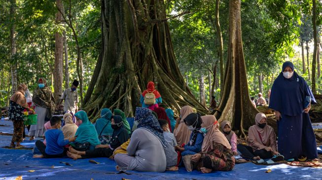 Warga berkumpul untuk berziarah dalam tradisi Nyadran di kompleks pemakaman Sentono, Kelurahan Ngijo, Gunungpati, Semarang, Jawa Tengah, Kamis (17/2/2021). [ANTARA FOTO/Aji Styawan/rwa]