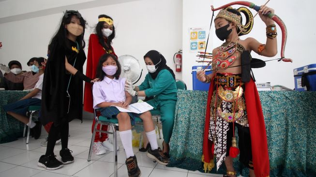 Siswa berkostum super hero memberi semangat kepada siswa yang menjalani vaksinasi COVID-19 di Sekolah Pembangunan Jaya (SPJ) 2 Gedangan, Sidoarjo, Jawa Timur, Kamis (17/2/2022). [ANTARA FOTO/Umarul Faruq/rwa]