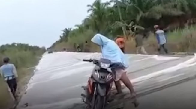 Emak-emak Naik motor nekat melintas di jalan cor yang belum jadia (Instagram/majeliskopi08)