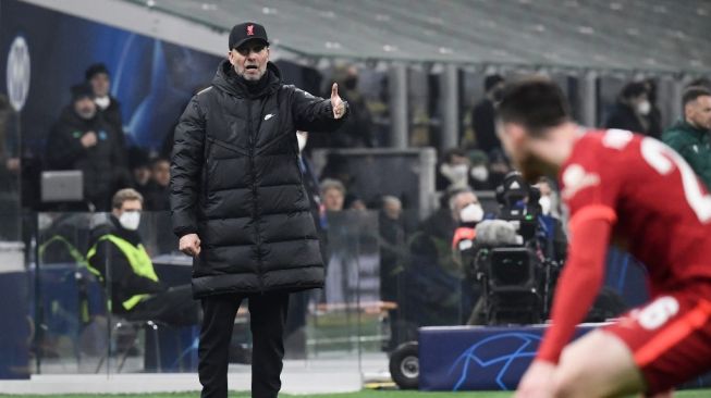 Gestur manajer Liverpool, Jurgen Klopp pada laga babak 16 besar Liga Champions kontra Inter Milan di San Siro, Milan, Kamis (17/2/2022) pagi WIB. [Filippo MONTEFORTE / AFP]